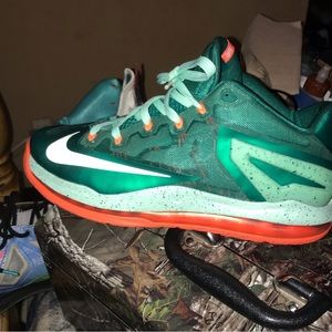 LEBRON 11 low size 9.5 great shape